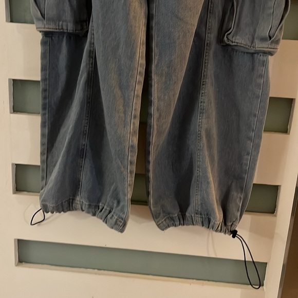 NWT-soft light wash denim wide leg cargo pant with bungee cord at ankle - Picture 4 of 12